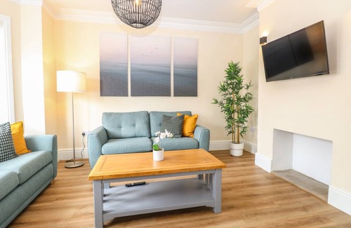 Gorleston-on-Sea Cottage | Cabin ∙ 4 bedrooms ∙ 8 guests