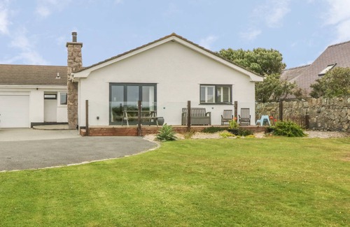 Trearddur Bay Cottage | Cabin ∙ 4 bedrooms ∙ 10 guests