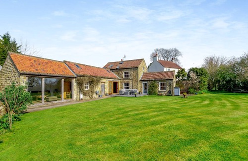 Grewelthorpe Cottage | Cabin ∙ 4 bedrooms ∙ 8 guests
