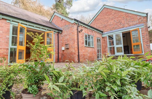 Overton-on-dee Cottage | Cabin ∙ 4 bedrooms ∙ 8 guests