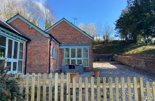 Overton-on-dee Cottage | Cabin ∙ 4 bedrooms ∙ 8 guests