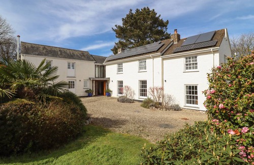 Carnon Downs Cottage | Cabin ∙ 4 bedrooms ∙ 8 guests