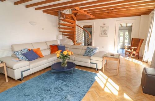 Carnon Downs Cottage | Cabin ∙ 4 bedrooms ∙ 8 guests