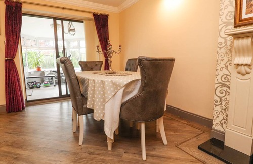 Thornton-Cleveleys Cottage | Cabin ∙ 4 bedrooms ∙ 6 guests