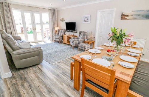Rhosneigr Cottage | Cabin ∙ 4 bedrooms ∙ 8 guests