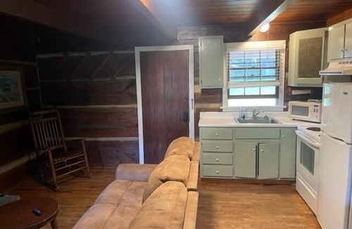 Maggie Valley Cabin | Cabin 4 - Off the grid cabin at Pioneer Village
