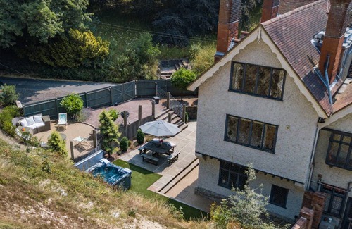 Folkestone Cottage | Cabin ∙ 5 bedrooms ∙ 12 guests