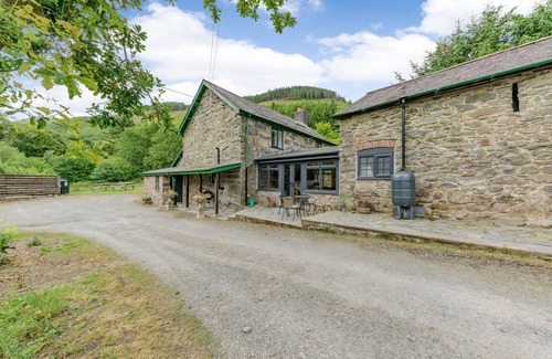 Llanfair Caereinion Cottage | Cabin ∙ 5 bedrooms ∙ 10 guests