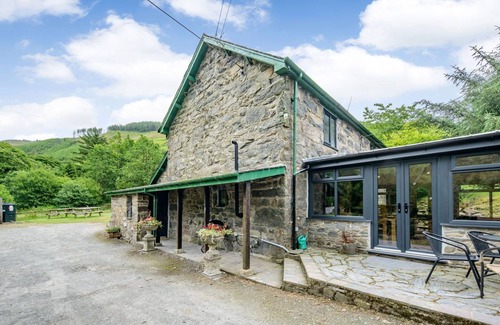 Llanfair Caereinion Cottage | Cabin ∙ 5 bedrooms ∙ 10 guests