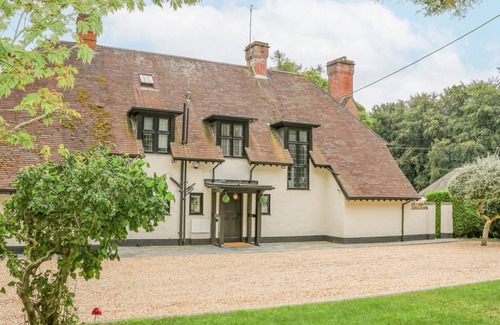 New Forest District Cottage | Cabin ∙ 5 bedrooms ∙ 12 guests
