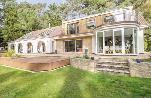 Canford Cliffs Cottage | Cabin ∙ 5 bedrooms ∙ 10 guests