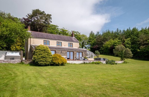 Newcastle Emlyn Cottage | Cabin ∙ 6 bedrooms ∙ 10 guests