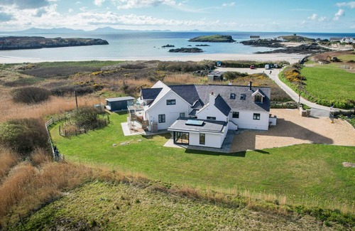 Rhoscolyn Cottage | Cabin ∙ 6 bedrooms ∙ 12 guests