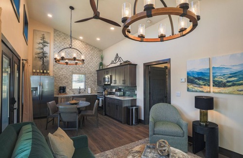 Timberline Cabin | Cabin 6 One Bed Modern Luxury w Hot Tub