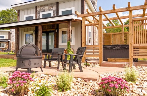 Timberline Cabin | Cabin 6 One Bed Modern Luxury w Hot Tub