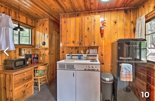 Pinetop-Lakeside Cabin | Cabin 6 with Queen Bed