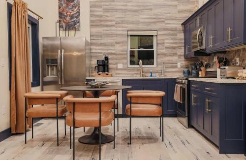 Timberline House | Cabin 7 (1-Bed, Modern-Luxury w. Hot Tub)