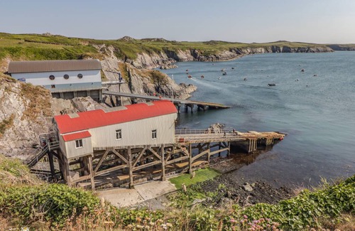 St Brides Cottage | Cabin ∙ 7 bedrooms ∙ 16 guests
