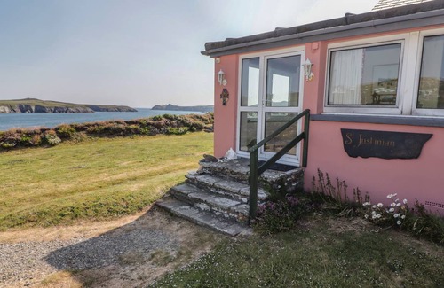 St Brides Cottage | Cabin ∙ 7 bedrooms ∙ 16 guests