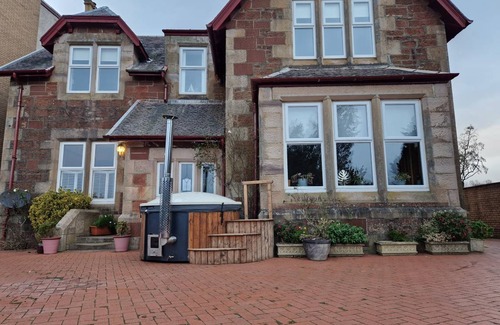 Largs Cottage | Cabin ∙ 7 bedrooms ∙ 14 guests
