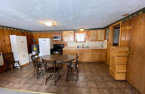 Hines Apartment | Cabin 7 Family Friendly Resort