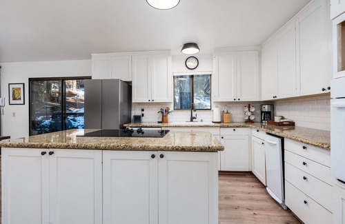 Sugar Pine Cabin | Cabin 7 Miles to Yosemite with Fast EV, Projector, King Beds