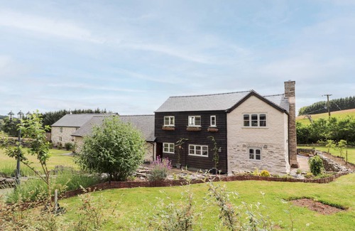 Pontfadog Cottage | Cabin ∙ 8 bedrooms ∙ 17 guests
