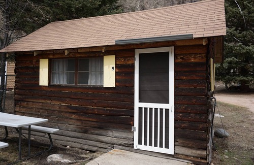 Bellvue Cabin | Cabin 9 at Sportsman’s Lodge, Rustic Cabin 9 at Sportsman's Lodge