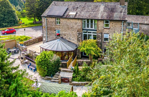 Kendal Cottage | Cabin ∙ 9 bedrooms ∙ 20 guests