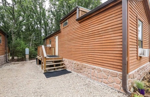Neal Cabin | Cabin 9 ~ Toronto Lake: Fishing, Swimming & More! 1 Bedroom Cabin by RedAwning
