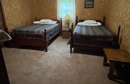 Salem Cabin | Cabin At beautiful Lake Jocassee, Salem SC sleeps 6 free park pass
