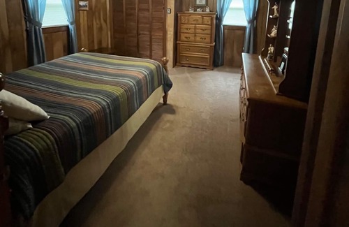 Salem Cabin | Cabin At beautiful Lake Jocassee, Salem SC sleeps 6 free park pass
