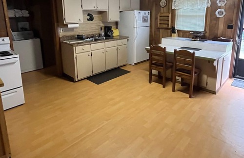 Salem Cabin | Cabin At beautiful Lake Jocassee, Salem SC sleeps 6 free park pass