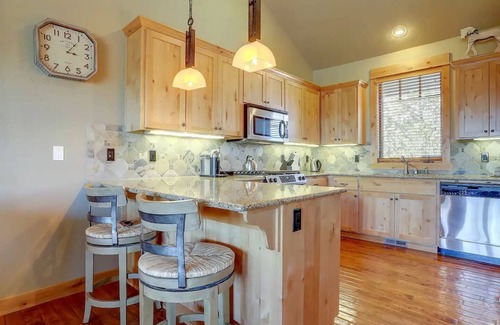 Powell Butte Cabin | Cabin at Brasada Ranch Resort/2 Master BD/2.5Ba w/golf course Views & Hot Tub