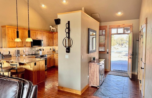 Powell Butte Cabin | Cabin at Brasada Ranch Resort/2 Master BD/2.5Ba w/golf course Views & Hot Tub
