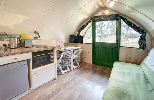 Langley-on-Tyne Ski Chalet | Cabin by the Lake near Historic Bristol Lodge
