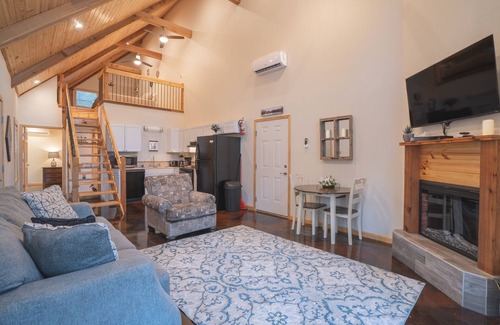 Royal Cabin | Cabin C at Safe Harbor Brady Mountain on Lake Ouachita!