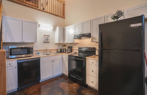 Royal Cabin | Cabin C at Safe Harbor Brady Mountain on Lake Ouachita!