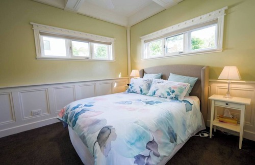 Cowes House | Cabin Charm Hot Tub Bliss Moments from the Beach