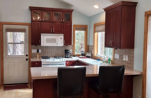Pine Cove Cabin | Cabin/Cottage w/deck -4 minutes from town