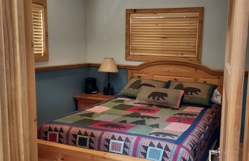 Pine Cove Cabin | Cabin/Cottage w/deck -4 minutes from town