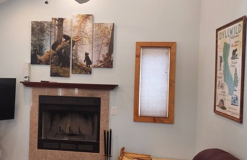 Pine Cove Cabin | Cabin/Cottage w/deck -4 minutes from town