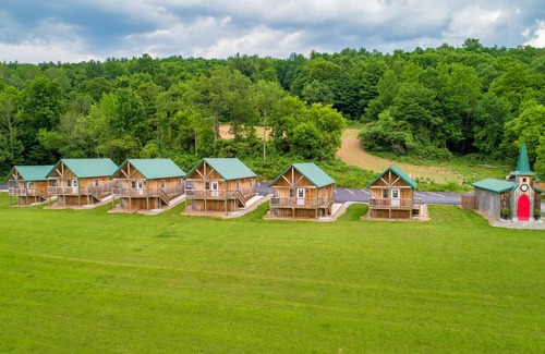 Canastota Cabin | Cabin, cottage, fishing, hunting, trails, creek, ponds, nature
