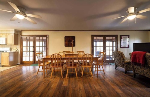 Bentonville Cabin | Cabin~ Firepit~Mtn/River views~ WIFI~Hot Tub~Pets