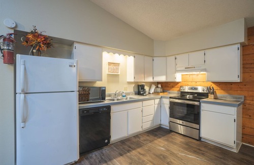 Royal Cabin | Cabin H at Safe Harbor Brady Mountain on Lake Ouachita!