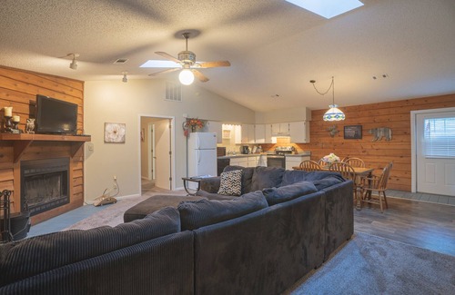 Royal Cabin | Cabin H at Safe Harbor Brady Mountain on Lake Ouachita!