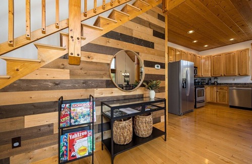 Sevierville Cabin | Cabin Haven! Theater, Game room, Hot Tub, Yard!