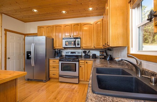 Sevierville Cabin | Cabin Haven! Theater, Game room, Hot Tub, Yard!