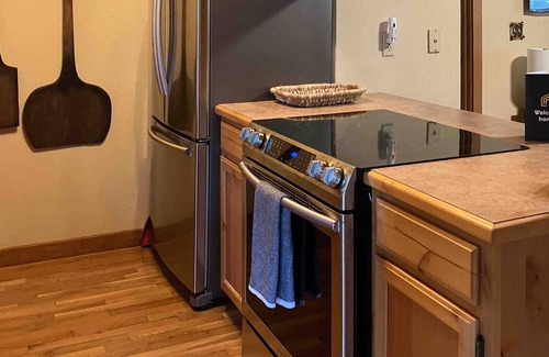 Branson West Cabin | Cabin in Branson West with fireplace, outdoor pool, tennis, golf