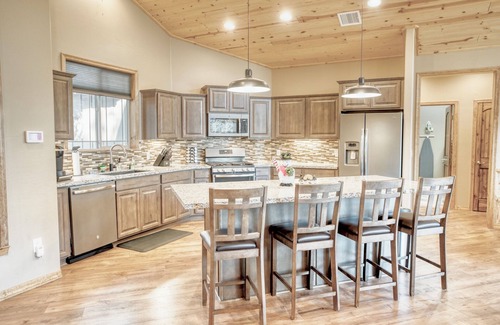 Show Low Cabin | Cabin in pines! HotTub, King Beds, Fire Pit, Grill, pool table, Game Rm!